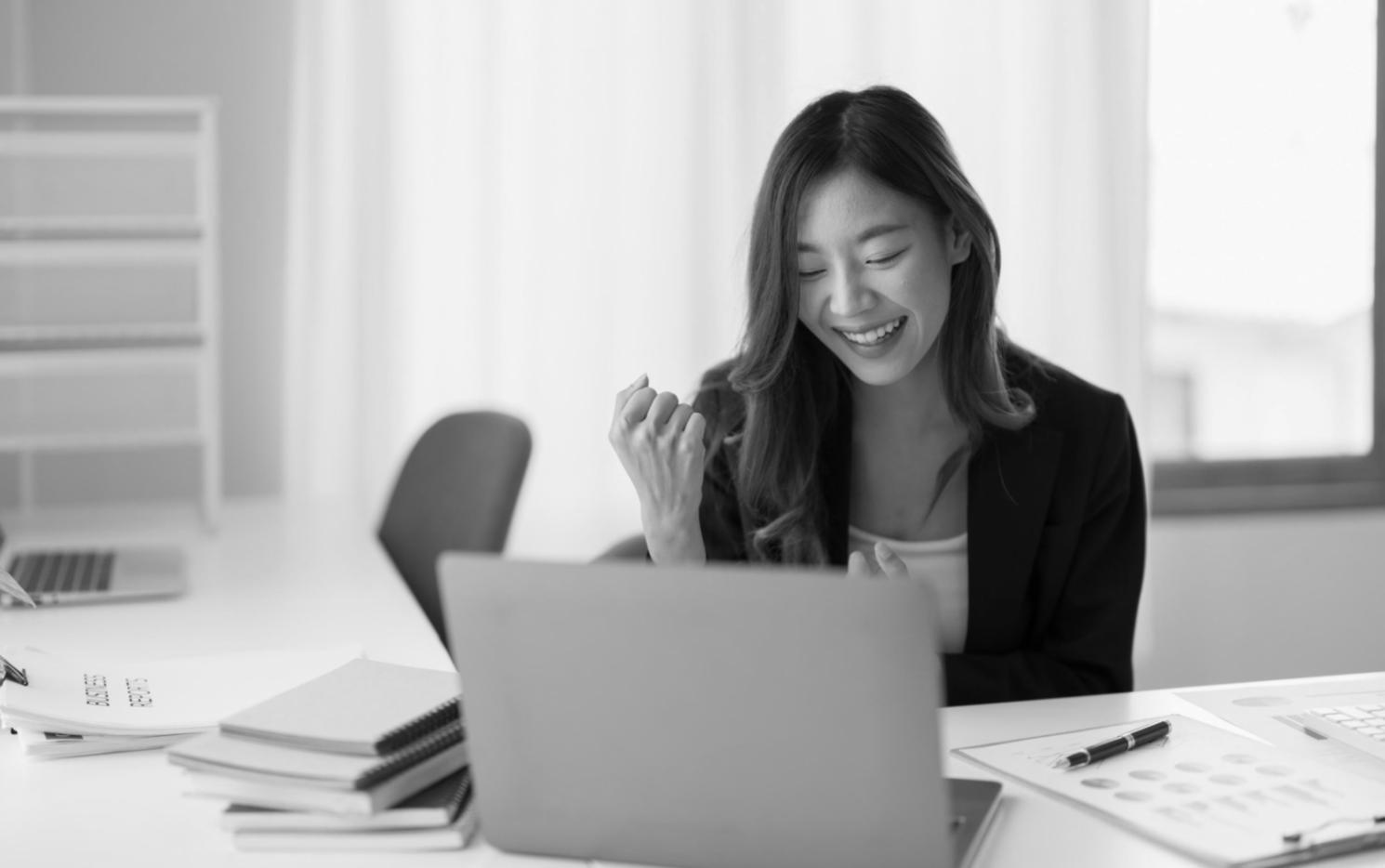 Professionnel analysant des documents financiers